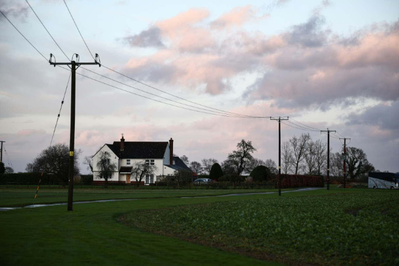 La maison et la ferme de John Stacey sur le site d'une nouvelle ligne de pylônes électriques proposé par National Grid, le 27 janvier 2025 à Witham, dans l'est de l'Angleterre © HENRY NICHOLLS