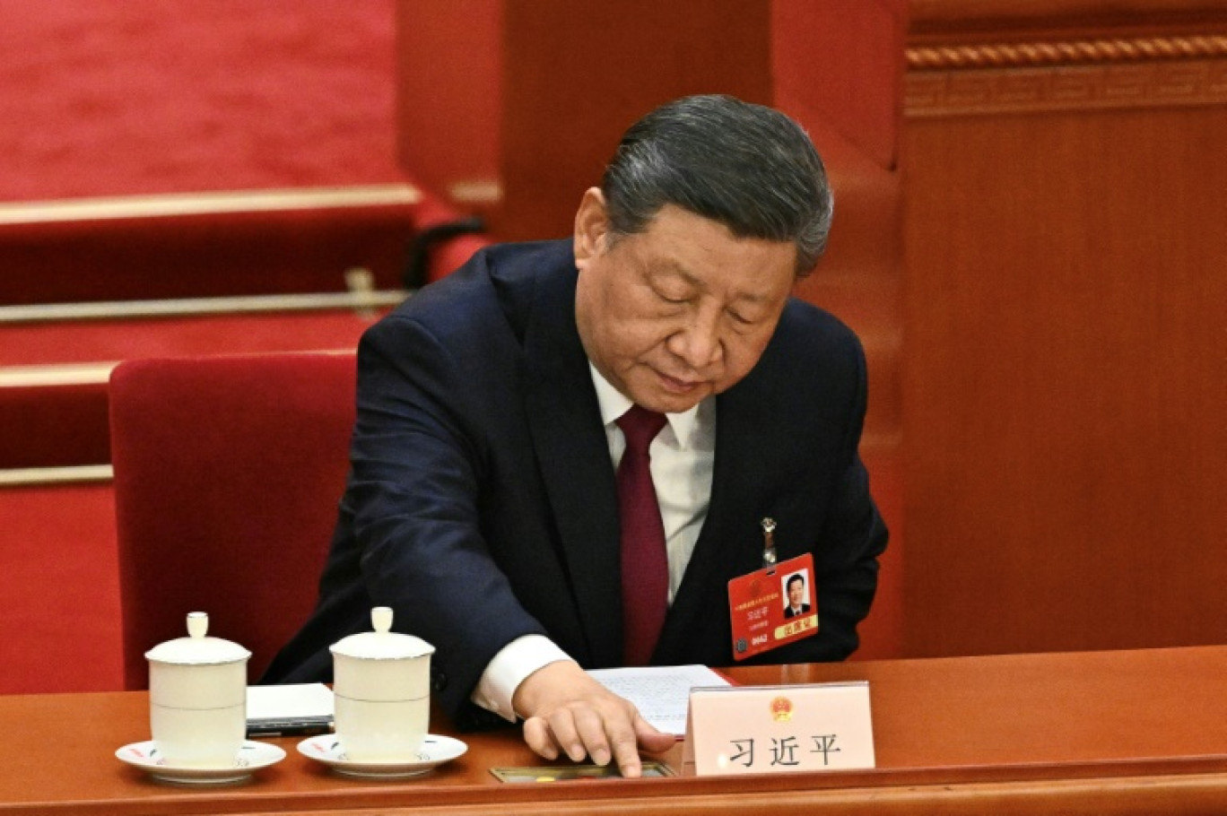 Le président chinois Xi Jinping vote lors de la clôture des "Deux Sessions", le 11 mars 2025 à Pékin © Pedro Pardo