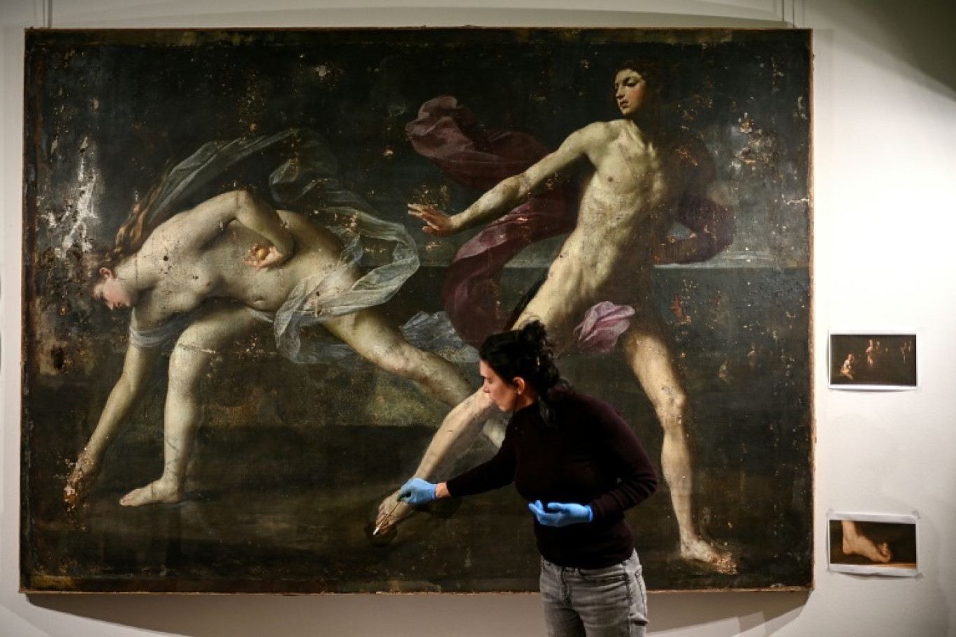 La restauratrice d'art Sophie Jarrosson montre des détails d'un tableau qui pourrait être une version authentique du tableau "Atalante et Hippomène" du peintre baroque italien du XVIIe siècle Guido Reni, lors d'une présentation à la presse à Libourne, le 25 février 2025 en Gironde © Christophe ARCHAMBAULT