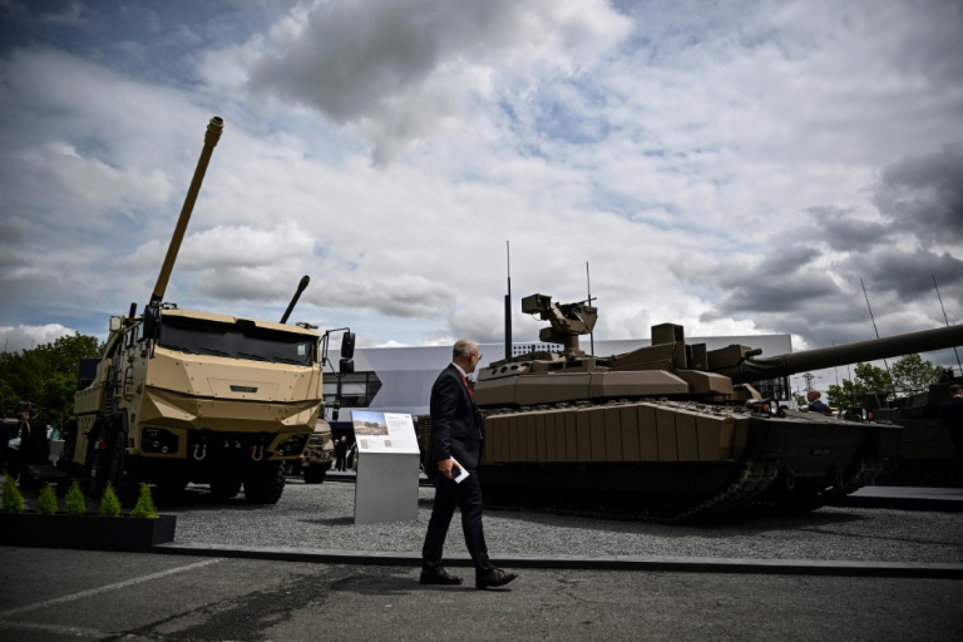 Un canon automoteur Caesar et un char Leclerc au salon Eurosatory à Villepinte, au nord de Paris, le 17 juin 2024. © JULIEN DE ROSA