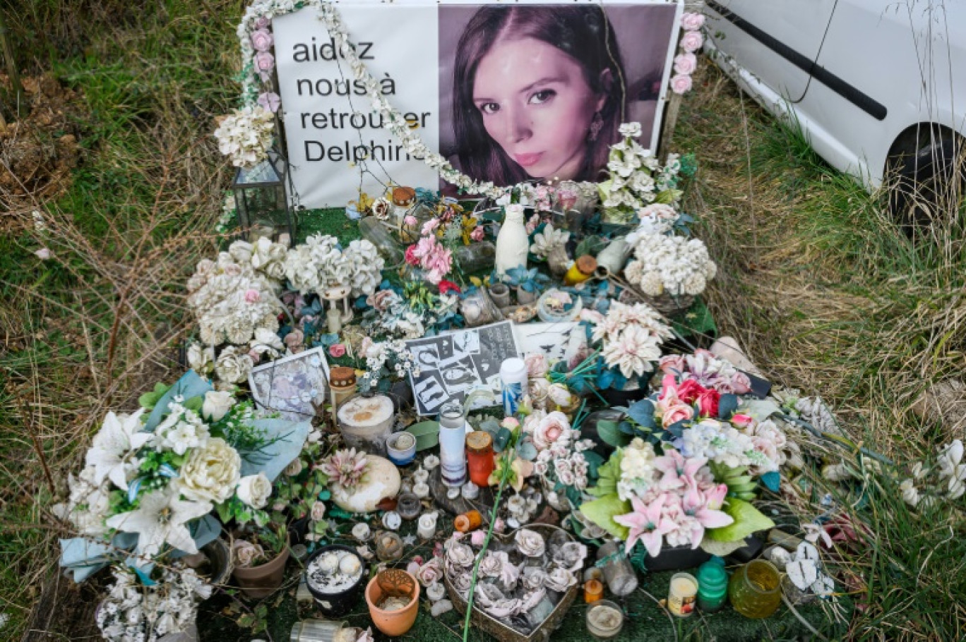 Des bougies, des fleurs et un portrait de Delphine Jubillar déposés devant sa maison à Cagnac-les-Mines, le 6 mars 2025 dans le Tarn © Lionel BONAVENTURE