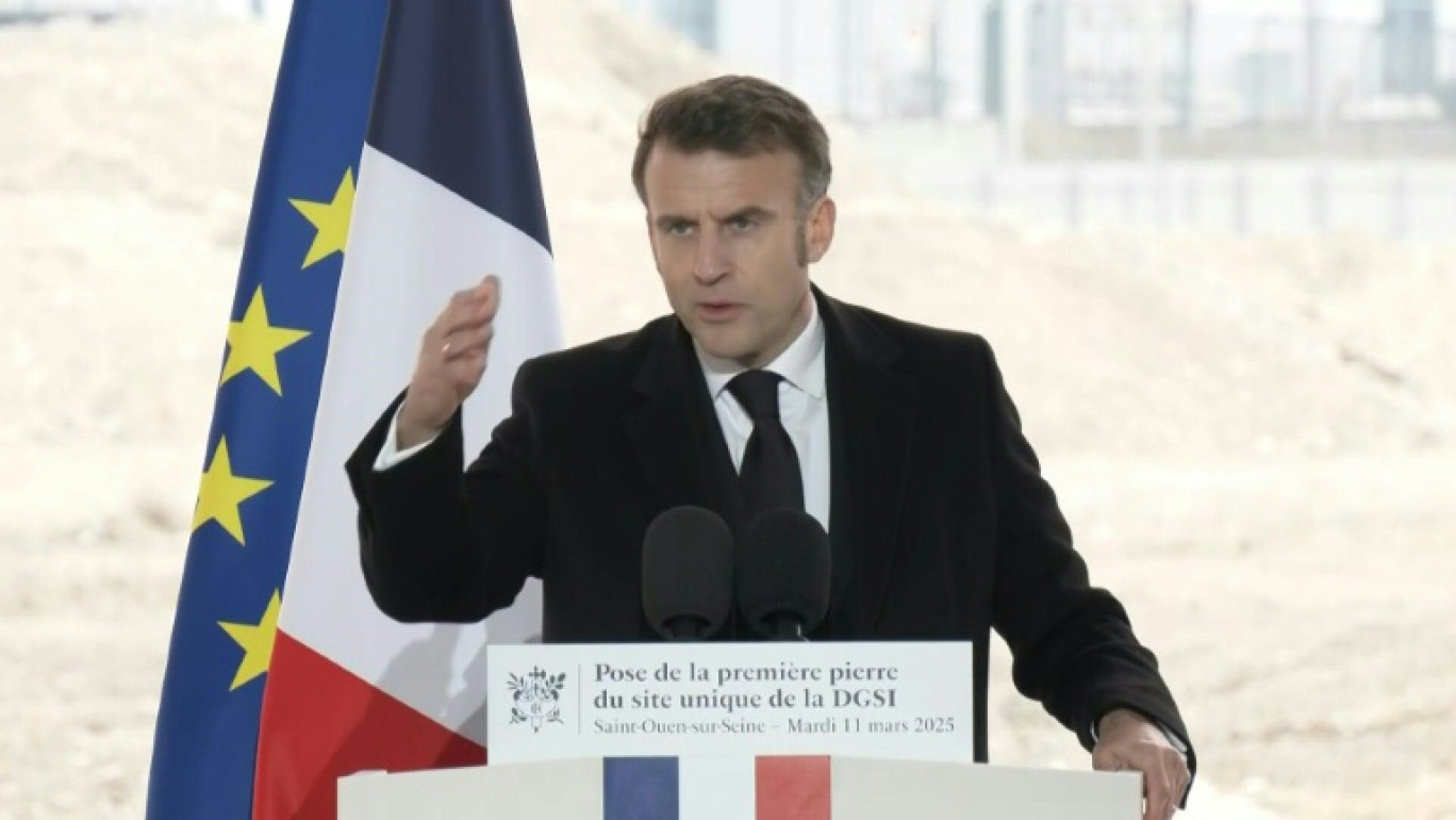 La France doit lutter "en même temps" contre "les menaces géopolitiques" et "terroristes", dit Macron