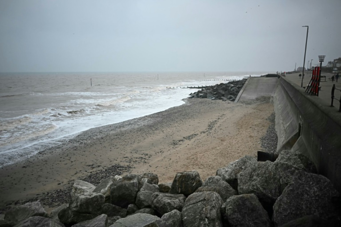 Une plage à Withernsea, en mer du Nord où un cargo et un pétrolier sont entrés en collision, le 10 mars 2025 en Angleterre © Paul ELLIS
