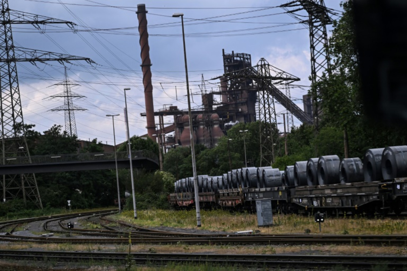 Un haut fourneau et des wagons et des bobines d'acier laminé à Duisbourg, dans l'ouest de l'Allemagne, le 26 juillet 2023 © INA FASSBENDER