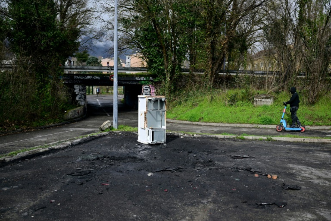 Le site où a été retrouvée une voiture volée brûlée qui a servi à pourchasser l'ancien gangster local Jean-Pierre Maldera, tué lors de l'attaque sur l'autoroute A41 à proximité de Grenoble, le 12 mars 2025 © Olivier CHASSIGNOLE