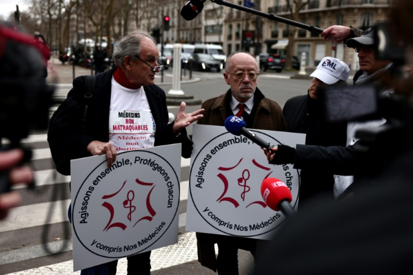 Des professionnels de la santé lors d'un rassemblement devant le ministère de la Santé à Paris le 12 mars 2025 © Thibaud MORITZ
