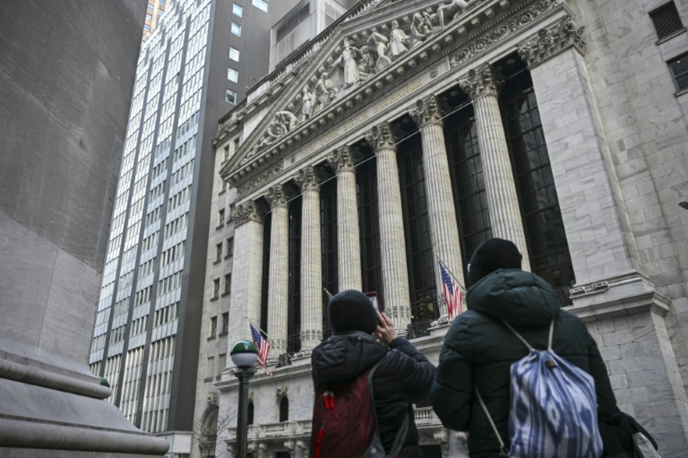Des passants photographient la Bourse de Wall Street à New York, le 3 février 2025. © ANGELA WEISS