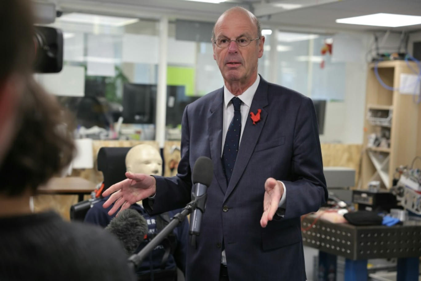 Le ministre de l'Economie Eric Lombard, lors d'une visite de l'entreprise Wandercraft qui fabrique des exosquelettes, à Paris, le 13 mars 2025 © Thomas SAMSON