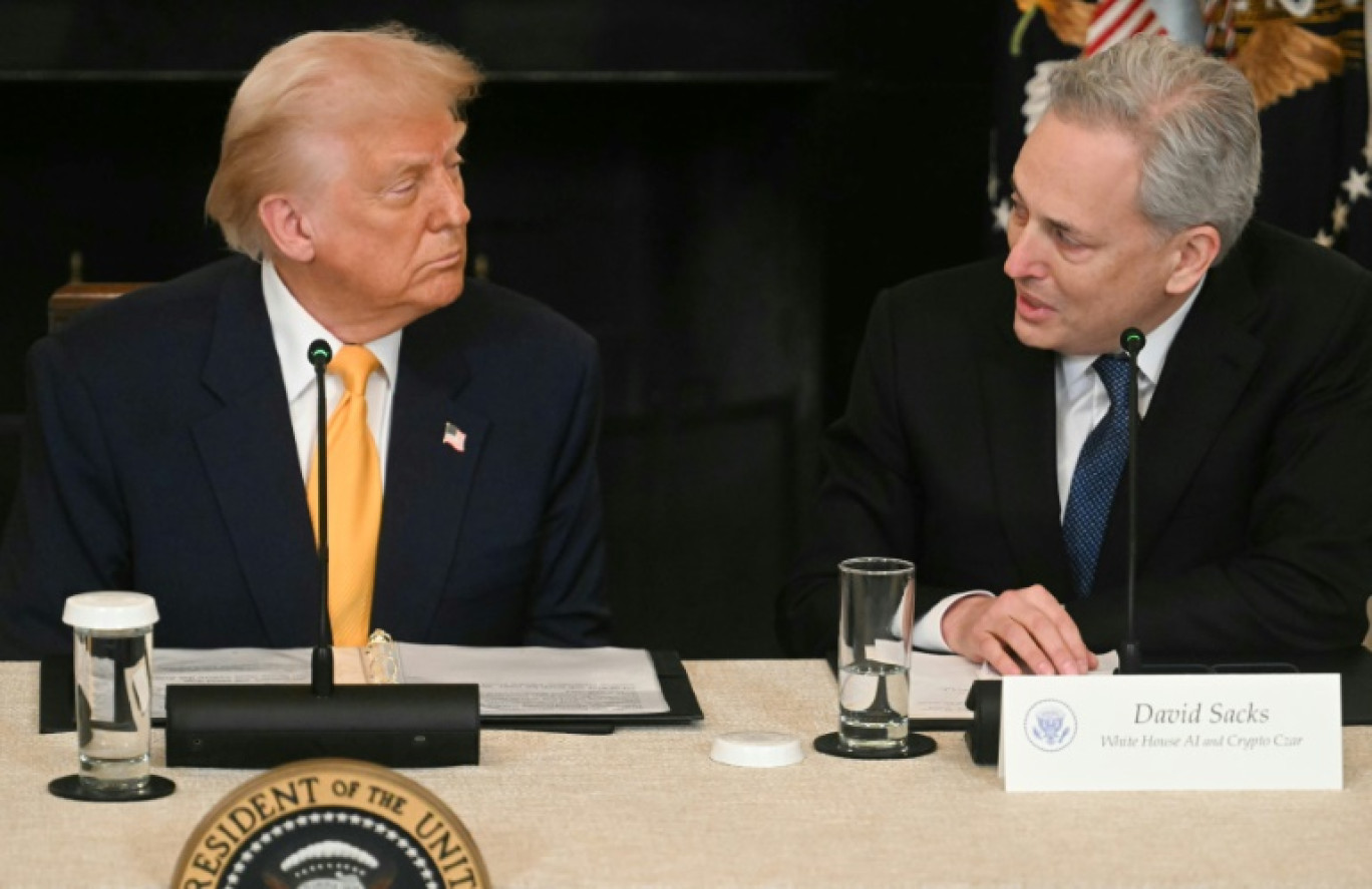 Le président américain Donald Trump (g) et le conseiller de la Maison Blanche aux cryptomonnaies, David Sacks lors du Crypto Summit à La Maison Blanche, le 7 mars 2025 à Washington © Jim WATSON