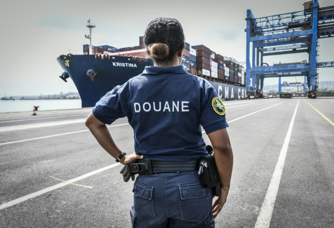 Un inspecteur des douanes au port de Fort-de-France, en Martinique, le 16 juin 2022 © STEPHANE DE SAKUTIN
