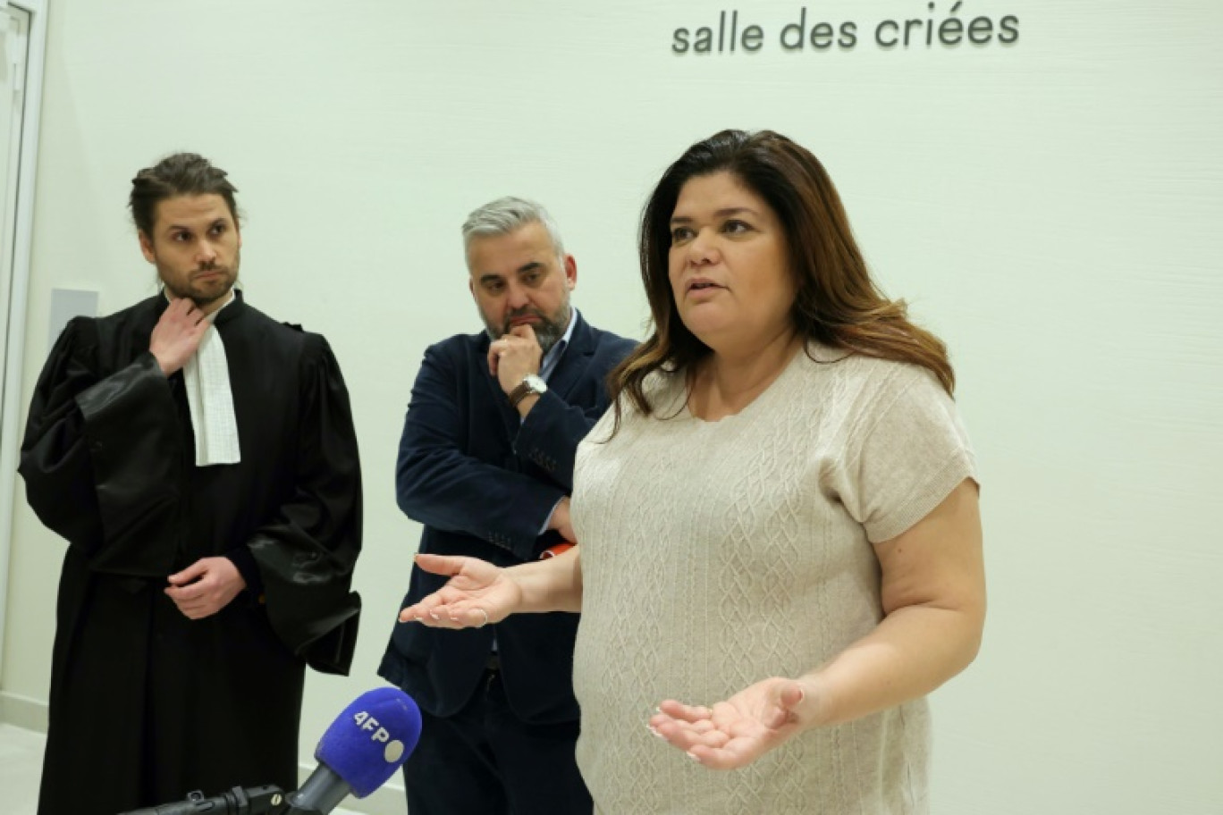 Raquel Garrido, Alexis Corbière (c) et leur avocat Xavier Sauvignet le 14 mars 2025 au tribunal correctionnel de Paris © Thomas SAMSON