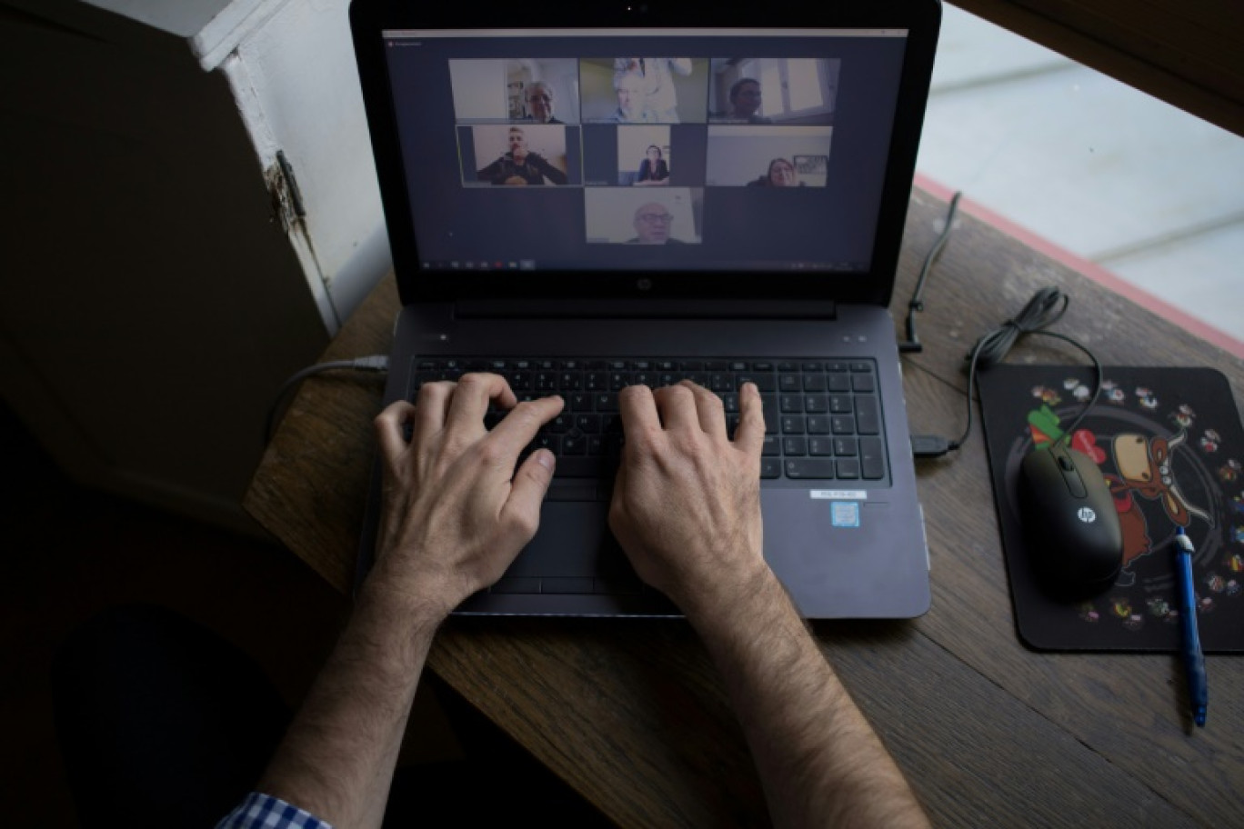 Un homme en télétravail à son domicile participe à une visioconférence, le 14 mai 2020 à Vertou, près de Nantes, lors des mesures de confinement prises pour enrayer la propagation de la pandémie de Covid-19 en France © Loic VENANCE