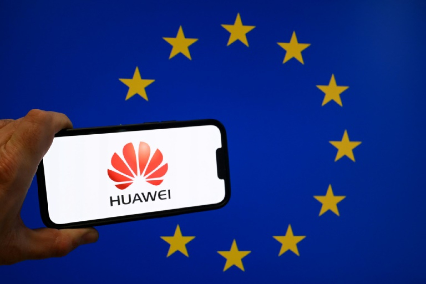 Le Parlement européen a annoncé vendredi interdire temporairement l'accès à ses bâtiments de Bruxelles et Strasbourg à tous les lobbyistes et représentants du groupe chinois Huawei, soupçonné de faits de corruption au sein de l'institution de l'UE © Nicolas TUCAT