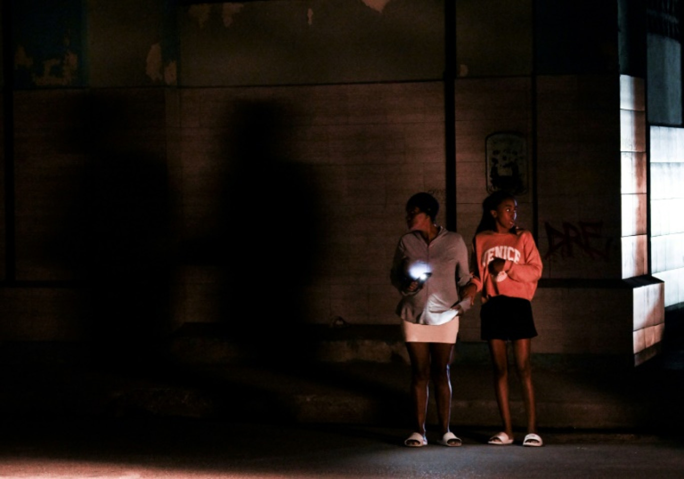 Des habitantes dans une rue de La Havane pendant une panne générale de courant à Cuba, le 14 mars 2025 © YAMIL LAGE