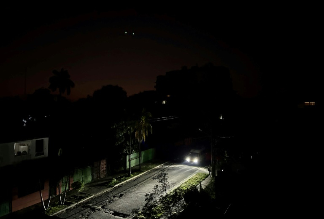Une rue de La Havane pendant la panne générale d'électricité à Cuba, le 14 mars 2025 © Yamil LAGE