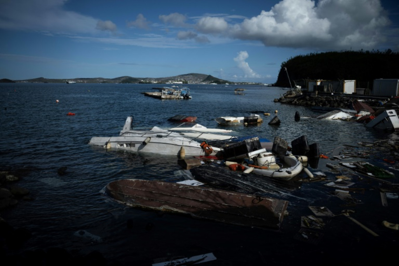 Des bateaux endommagés par le cyclone Chido dans le port de Mamoudzou, le 2 janvier 2025 à Mayotte © JULIEN DE ROSA