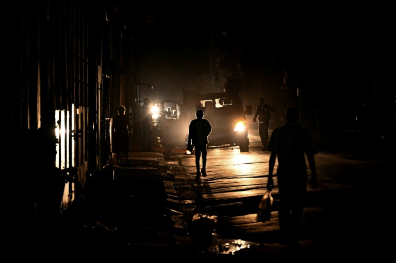 Des habitants dans une rue de La Havane pendant une panne de courant générale à Cuba, le 15 mars 2025 © YAMIL LAGE