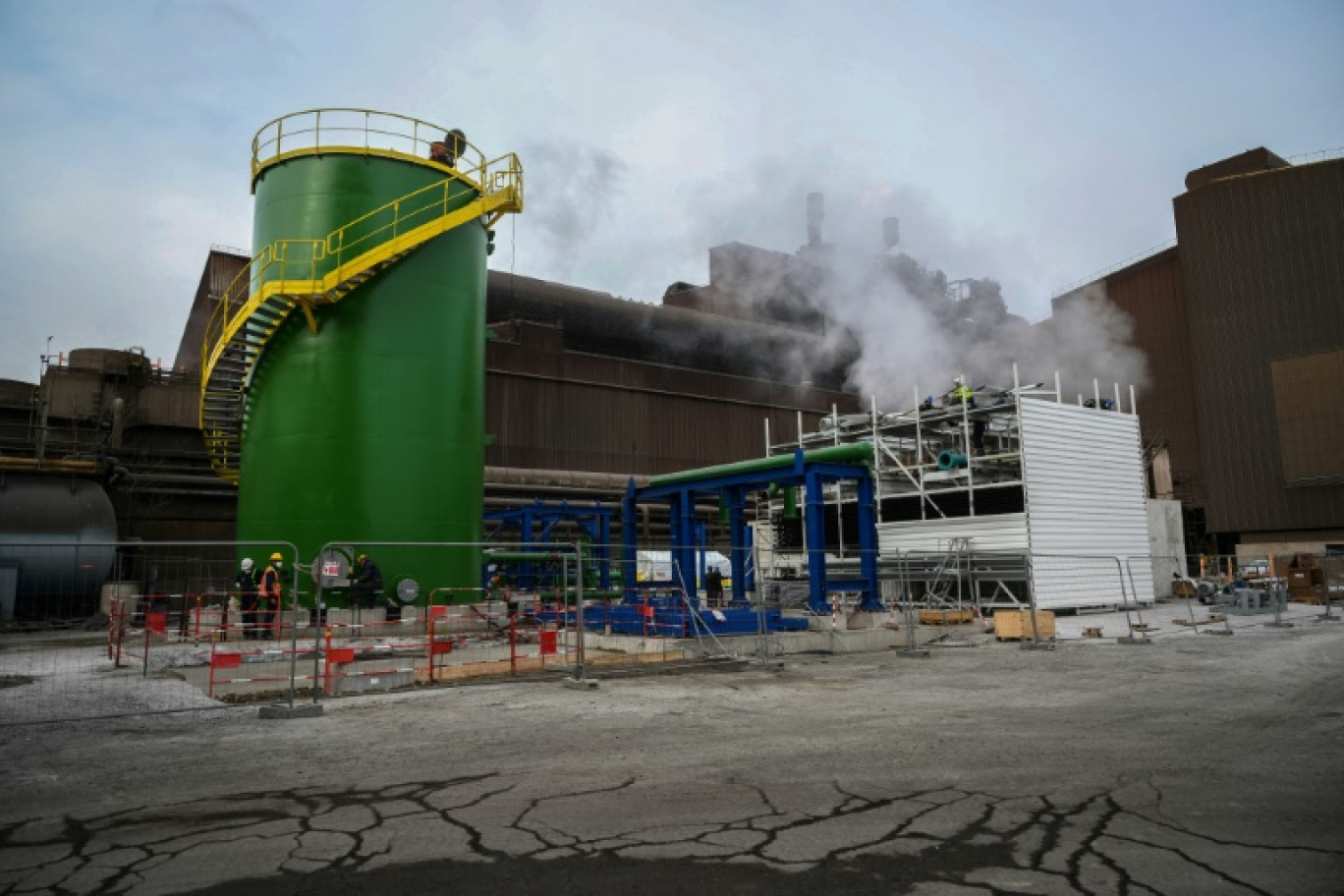 Le site d'une usine ArcelorMittal, dans le cadre d'un plan visant à réduire son empreinte carbone (CO2) de 35 % d'ici 2030, le 22 février 2023 à Fos-sur-Mer, dans les Bouches-du-Rhône © Christophe SIMON
