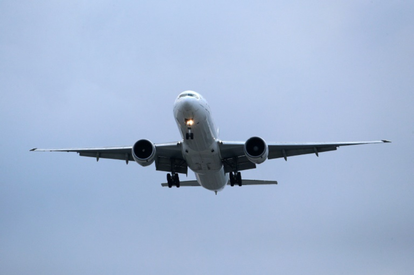 Un Boeing 777-300ER d'Air France-KLM s'apprête à atterrir à l'aéroport Roissy-Charles de Gaulle (France), le 3 juin 2022 © GEOFFROY VAN DER HASSELT