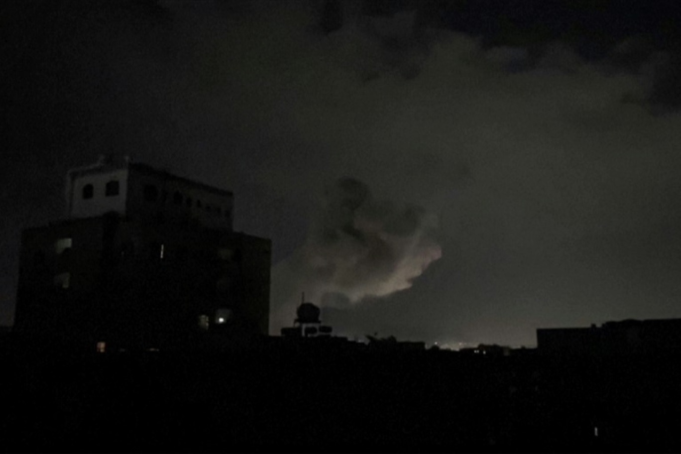 Une capture d'écran d'une vidéo de l'AFPTV montre une colonne de fumée au dessus de Sanaa, le 15 mars 2025 © Osama ABDULRAHMAN