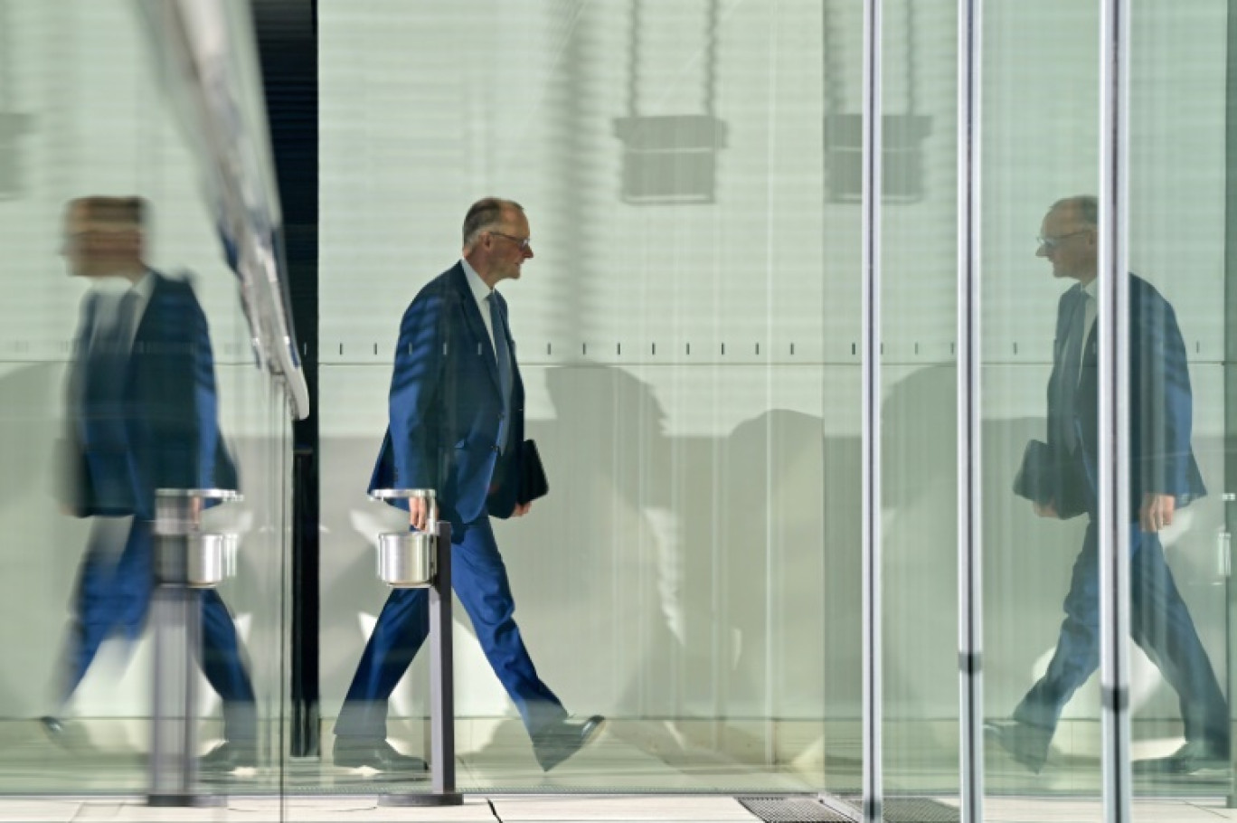 Le leader de la CDU et futur chancelier allemand, Friedrich Merz, arrive à une réunion au Bundestag, le 17 mars 2025, à Berlin © John MACDOUGALL