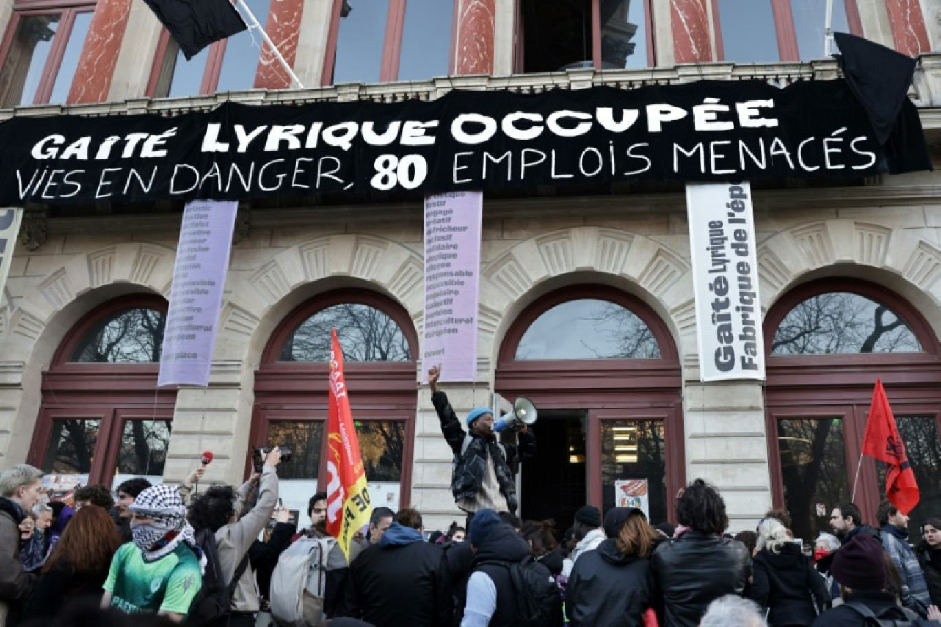 Manifestation devant la Gaîté lyrique, occupée depuis trois mois par des jeunes migrants, dont la préfecture de police a ordonné l'évacuation, le 17 mars 2025 à Paris © Thibaud MORITZ