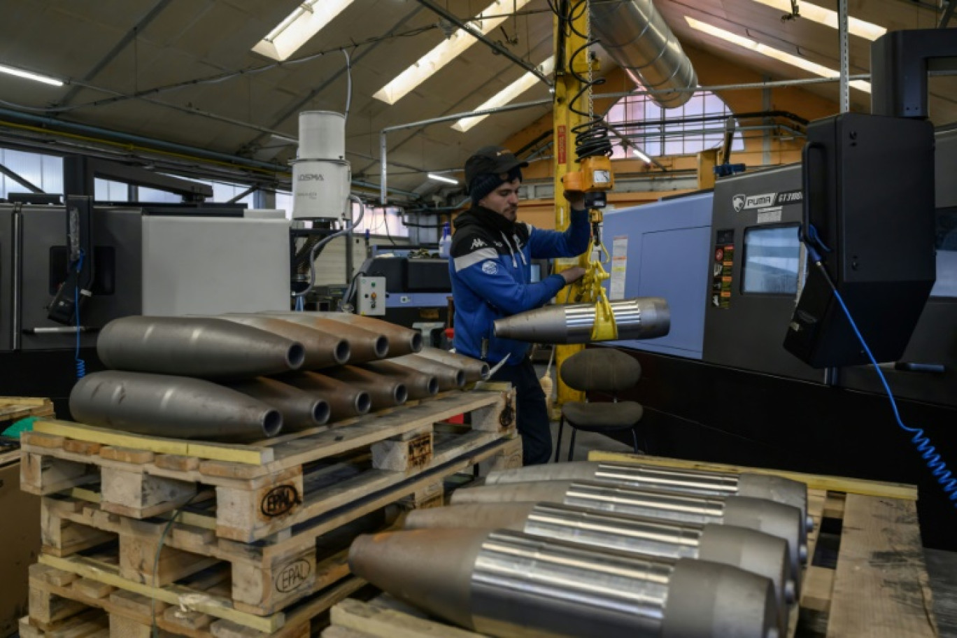 Un salarié fabrique des corps d'obus aux Forges de Tarbes, le 17 mars 2025 © Ed JONES