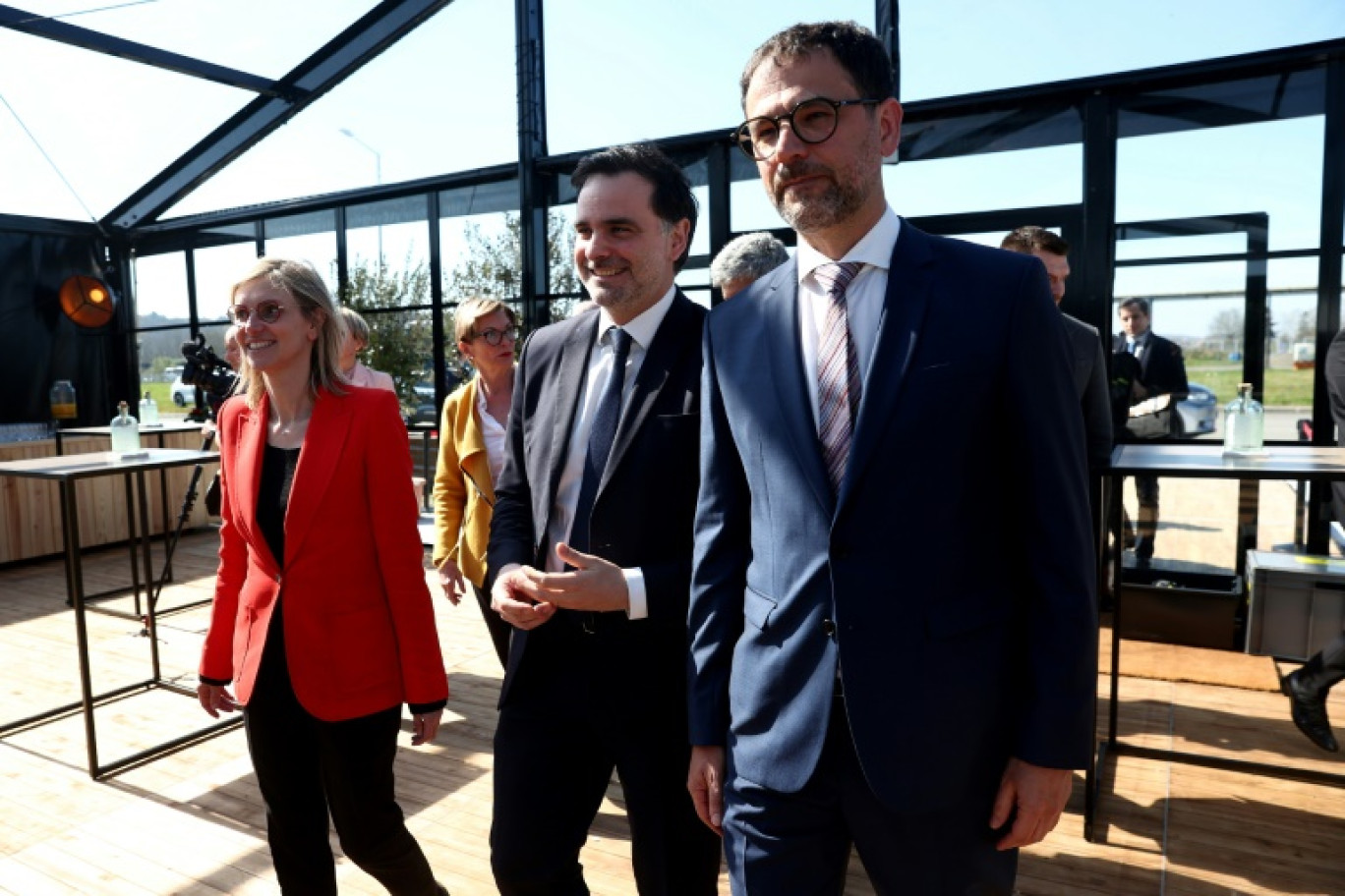 Le président de Carester, Frederic Carencotte (D), le ministre français du commerce extérieur Laurent Saint-Martin (C) and la ministre de la Transition écologique Agnes Pannier-Runacher (G) lors la pose de la première pierre d'une usine de recyclage et raffinage de terres rares à Lacq le 17 mars 2025. © ROMAIN PERROCHEAU