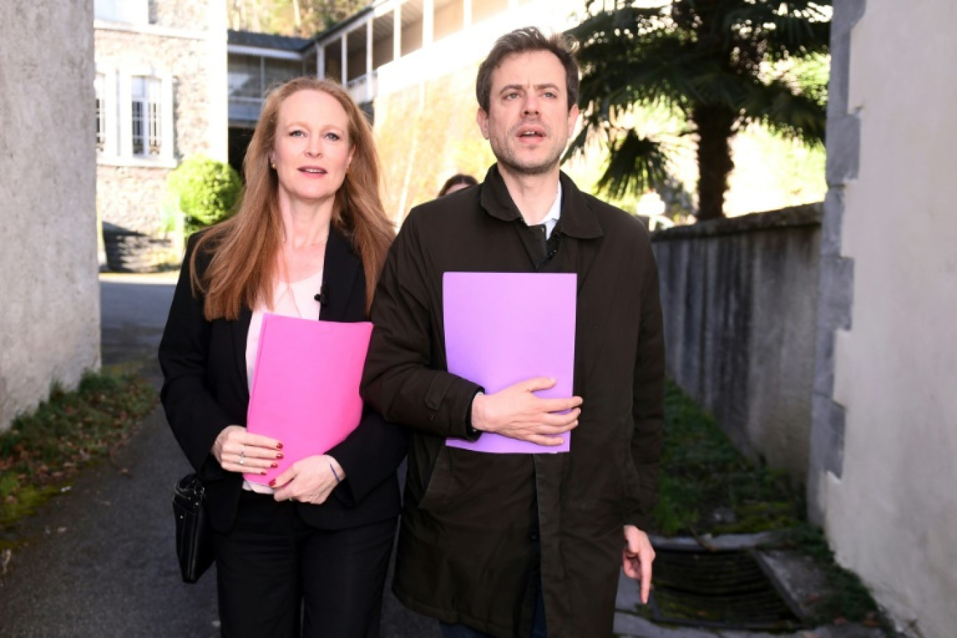 Les corapporteurs parlementaires sur le contrôle des établissements scolaires, Violette Spillebout (Ensemble la République) et Paul Vannier (la France insoumise), devant "Le beau rameau", nom actuel de "Notre-Dame-de-Bétharram", établissement scolaire catholique à  Lestelle-Bétharram, le 18 mars 2025 © Gaizka IROZ
