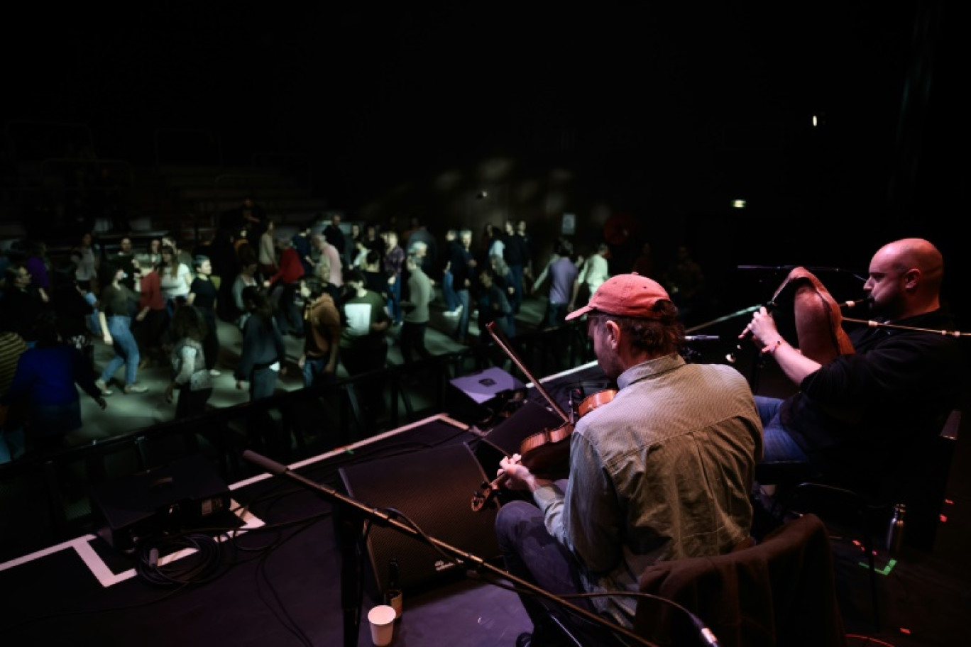 Une initiation aux danses traditionnelles d'Auvergne à la Coopérative de Mai, salle de musique contemporaine de Clermont-Ferrand, le 14 mars 2025 © JEAN-PHILIPPE KSIAZEK