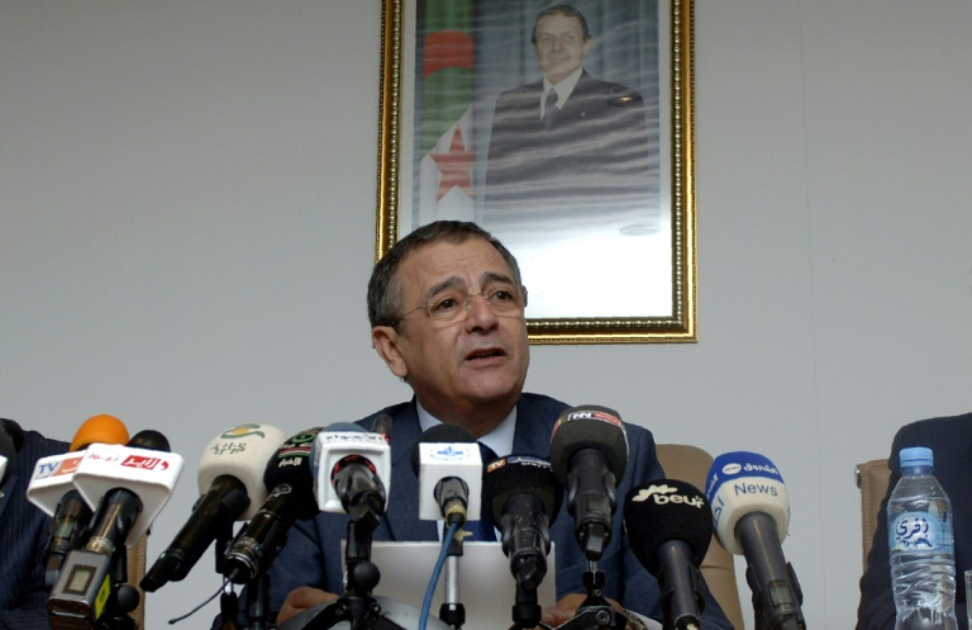 Abdesselam Bouchouareb, alors ministre algérien de l'Industrie et des Mines, s'exprime après la signature d'un protocole d'accord pour la construction d'une usine dans la zone industrielle de Sidi Khettab, le 27 novembre 2016 à Alger © Ryad KRAMDI