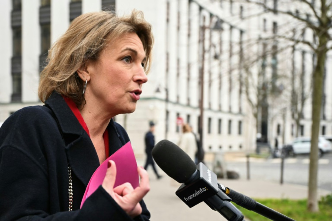 La responsable du syndicat CFDT Marylise Léon s'adresse à la presse à son arrivée pour une réunion avec le Premier ministre français et les syndicats au ministère du Travail, à Paris, le 17 janvier 2025 © Bertrand GUAY