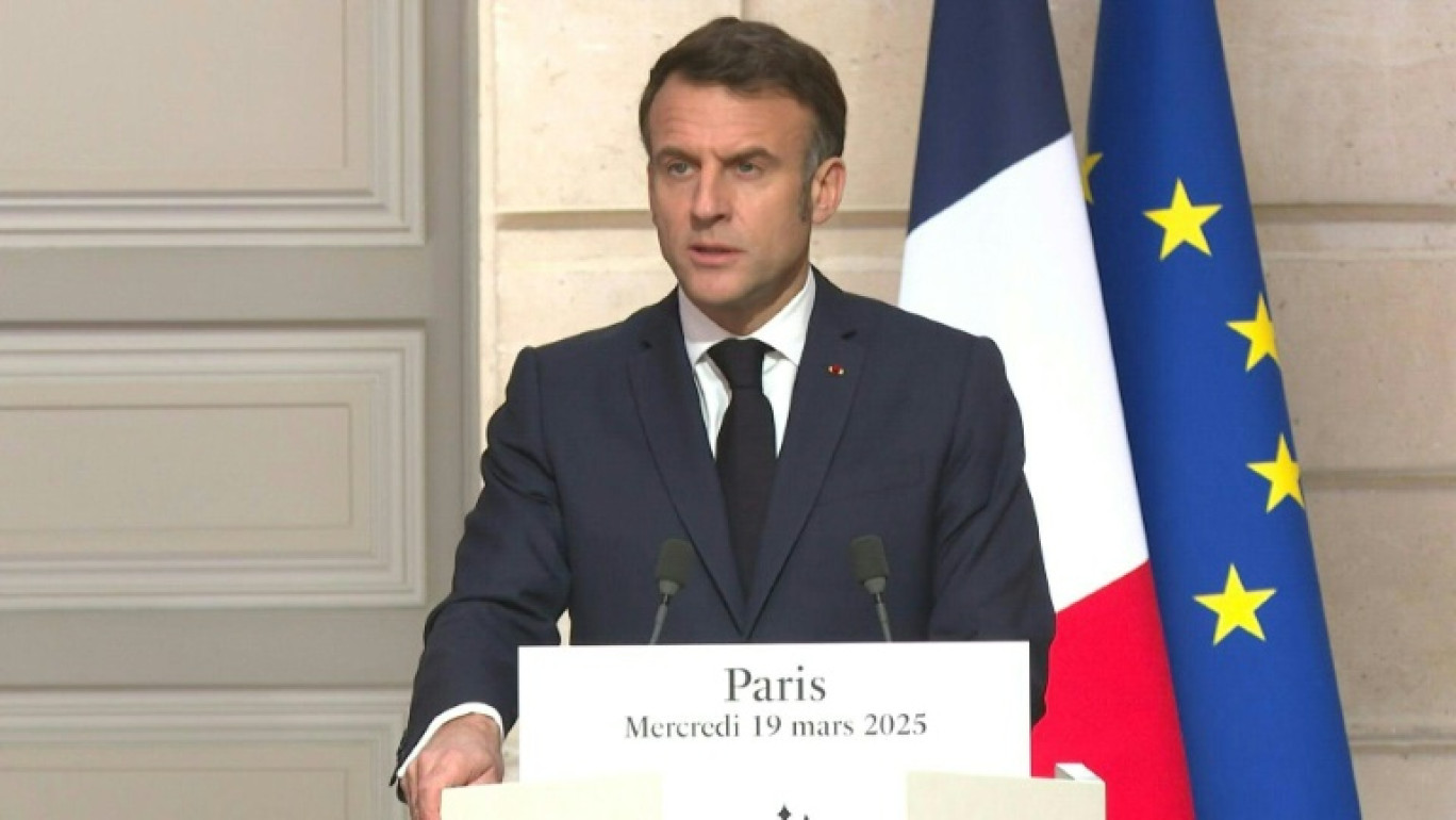 Le président Emmanuel Macron sur le perron de l'Elysée, le 19 mars 2025 à Paris © Ludovic MARIN