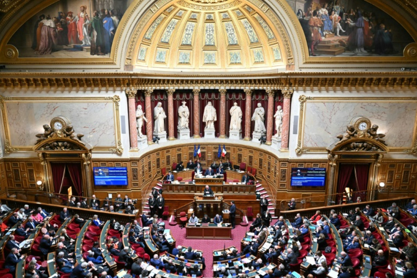 Le président du Sénat Gérard Larcher (à droite) s'exprime devant les sénateurs à Paris, le 15 janvier 2025 © Bertrand GUAY