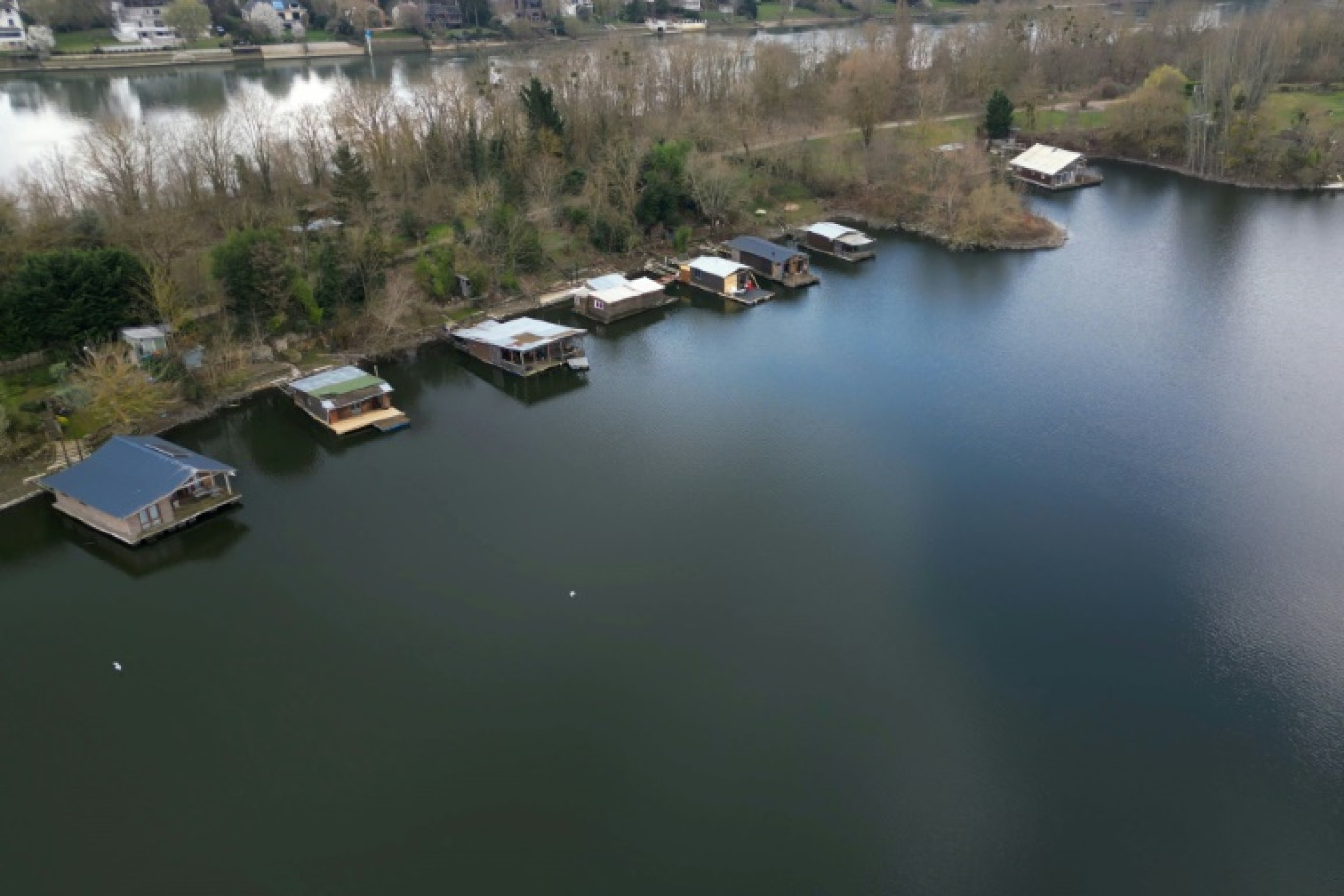 Vue aérienne de chalets flottants sur l'étang de la Galiotte, le 13 mars 2025 à Carrières-sous-Poissy, dans les Yvelines © Jacques-Alexandre BRUN
