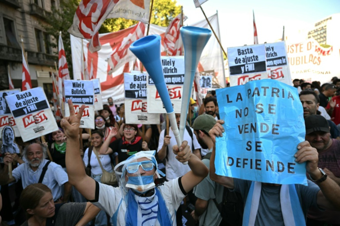 Des personnes manifestent lors d'une marche de soutien aux retraités contre le gouvernement du président argentin Javier Milei devant le Congrès national à Buenos Aires, le 19 mars 2025 © Luis ROBAYO