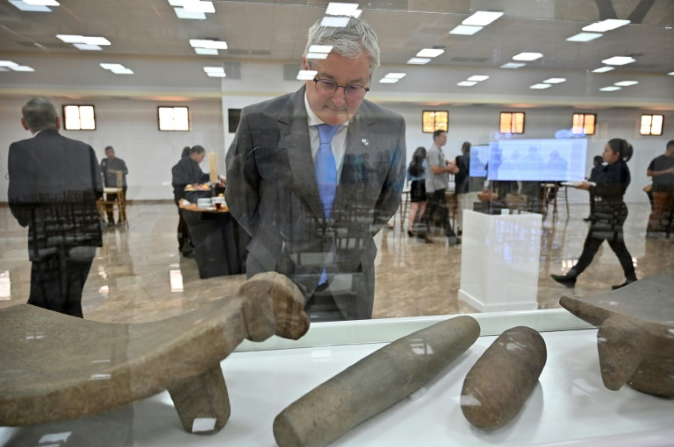 L'ambassadeur de France au Honduras, Cédric Prieto, observe certains des 133 objets archéologiques préhispaniques faisant partie du patrimoine culturel du Honduras et qui étaient en possession du Musée français Quai Branly, au ministère des Affaires étrangères de Tegucigalpa, le 19 mars 2025 © Orlando SIERRA
