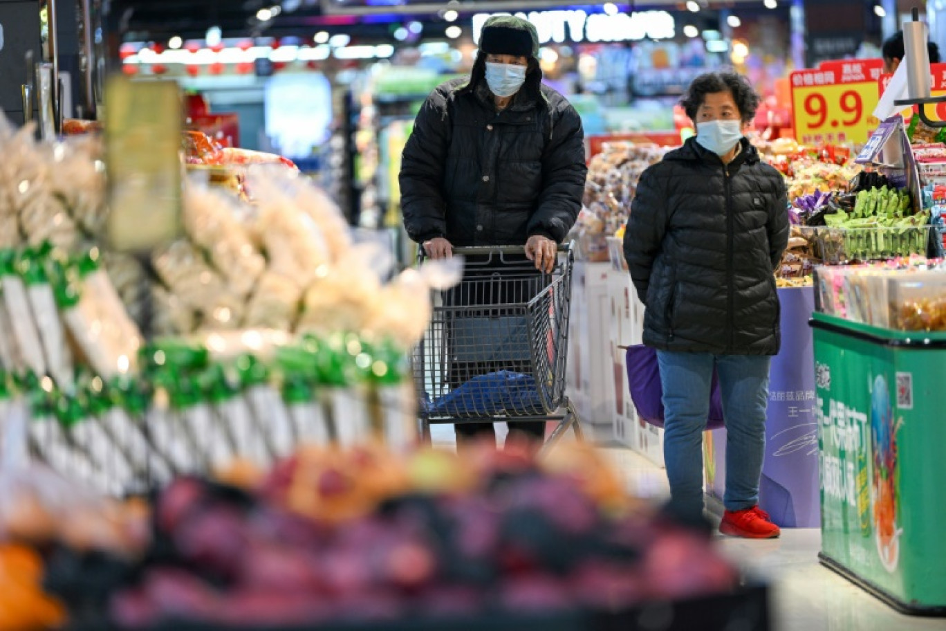 Des clients font leurs courses dans un supermarché de Nankin, dans la province du Jiangsu, dans l'est de la Chine, le 17 janvier 2025 © STR