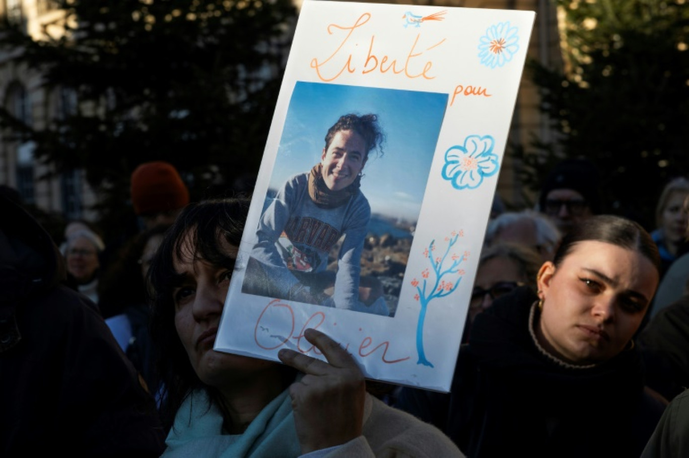 Un portrait du Français Olivier Grondeau lors d'un rassemblement pour sa libération et celle de Cécile Kohler et Jacques Paris, le 1er février 2025 à Paris © Sébastien DUPUY