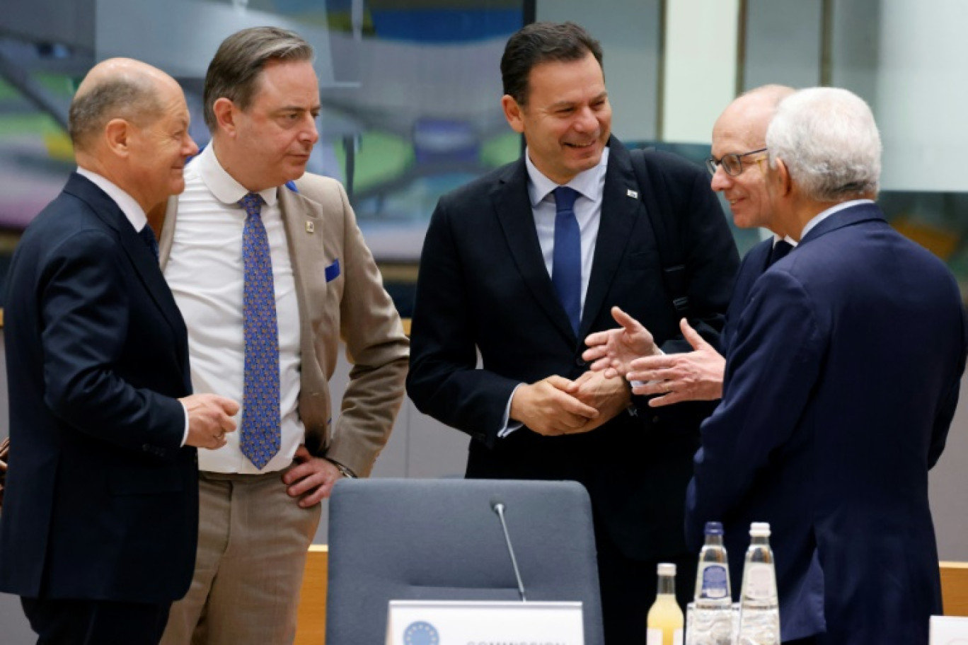 Le chancelier allemand Olaf Scholz, le Premier ministre belge Bart De Wever, le Premier ministre portugais Luis Montenegro, le Premier ministre du 
Luxembourg  Luc Frieden et le président du Conseil européen Antonio Costa échangent avant un sommet européen à Bruxelles le 20 mars 2025 © Ludovic MARIN