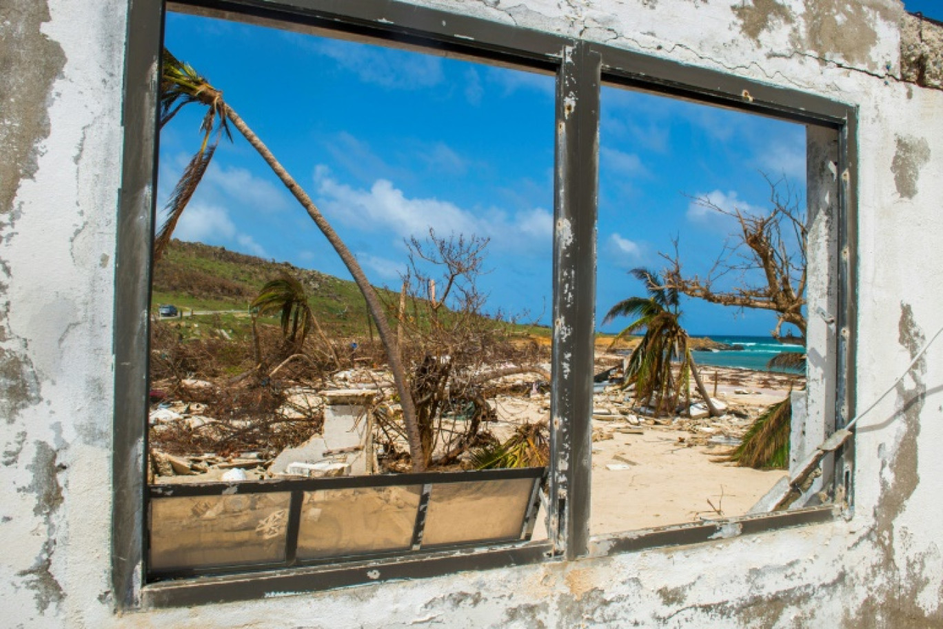 Des débris recouvrent une plage de l'île de Saint-Martin trois semaines après le passage de la tempête Irma, le 27 septembre 2017 © Helene Valenzuela