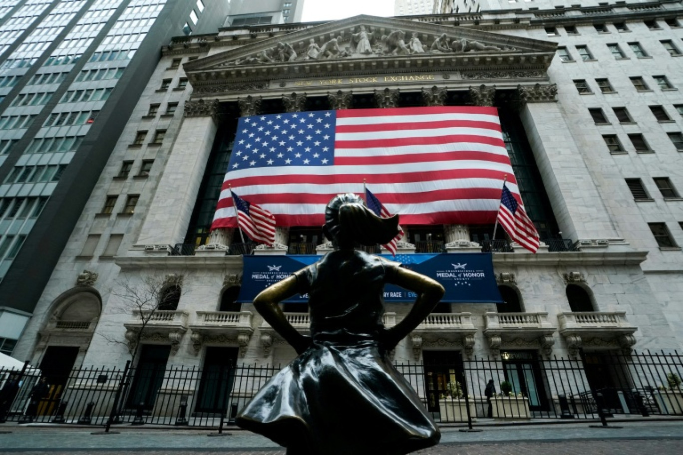 Un drapeau américain est déployé sur la façade de la Bourse de New York (NYSE), le 5 mars 2025, à New York. © TIMOTHY A. CLARY