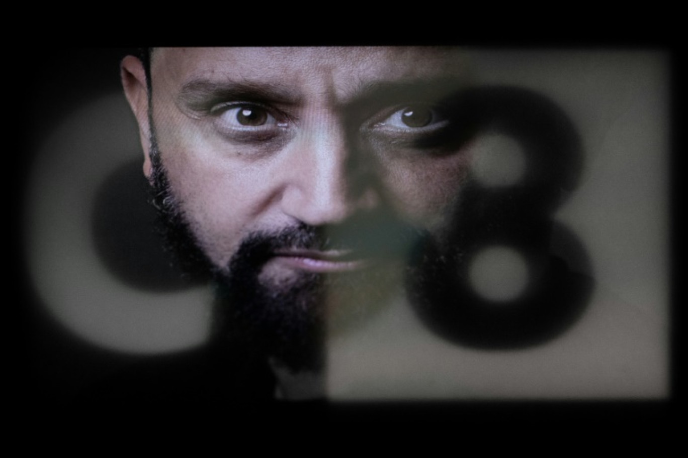 L'animateur Cyril Hanouna avec fondu de la chaîne TV C8 sur laquelle son émission "Touche pas à mon poste" était diffusée, le 28 février 2025 à Paris © JOEL SAGET