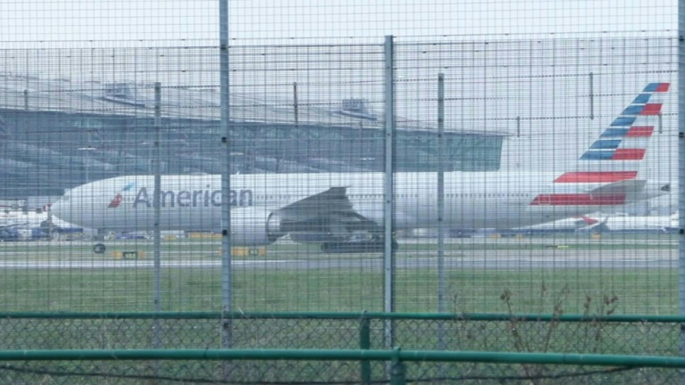 Des pompiers luttent contre un incendie qui s'est déclaré dans une sous-station électrique alimentant l'aéroport d'Heathrow à Hayes, dans l'ouest de Londres, le 21 mars 2025 © BENJAMIN CREMEL