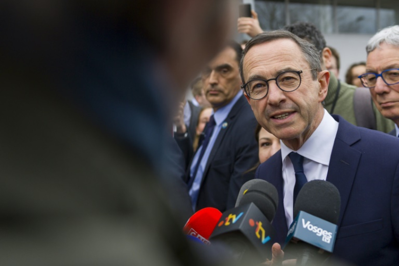 Le ministre français de l'Intérieur Bruno Retailleau, s'adresse à la presse à son arrivée pour participer au campus national des jeunes du LR au centre des congrès d'Épinal le 22 mars 2025 © Jean-Christophe VERHAEGEN