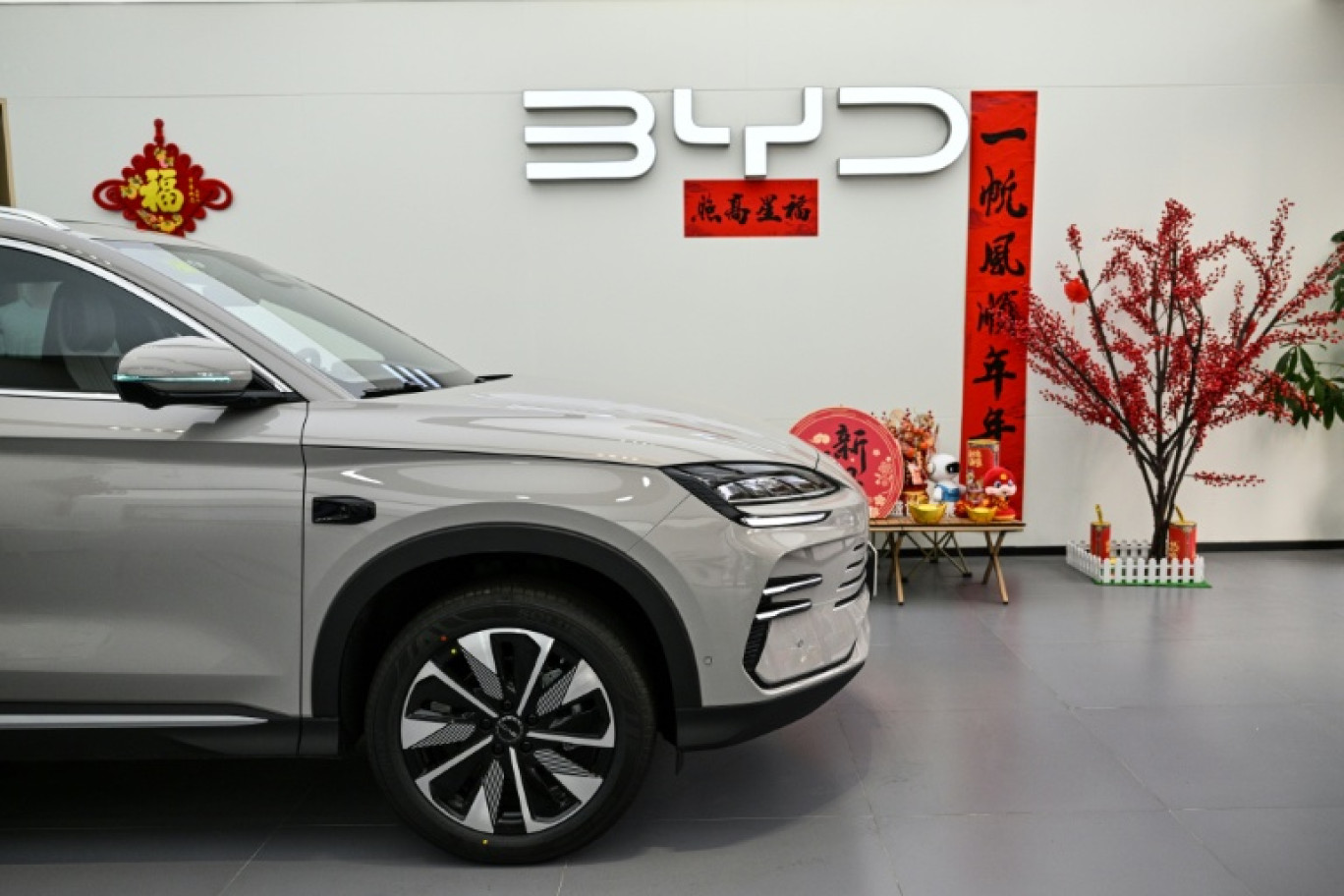 Un véhicule électrique BYD Plus DM-i dans un showroom du district de Jing'an à Shanghai en Chine, le 11 mars 2025 © HECTOR RETAMAL