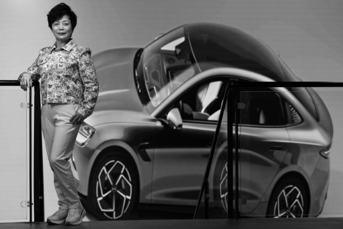 Stella Li, vice-présidente de BYD, chez un concessionnaire à Paris le 20 mars 2025. © JOEL SAGET