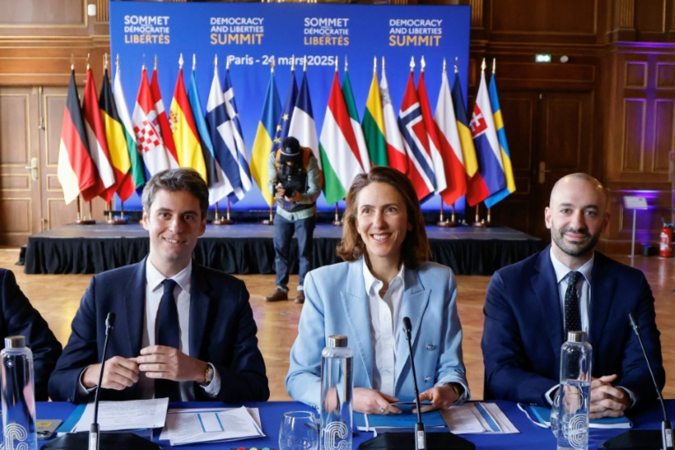 (g-d) L'ancien Premier ministre Gabriel Attal, la présidente du groupe Renew au Parlement européen Valérie Hayer et Benjamin Haddad, ministre délégué à l'Europe, lors du Sommet pour la démocratie et les libertés, le 24 mars 2025 à Paris © Ludovic MARIN