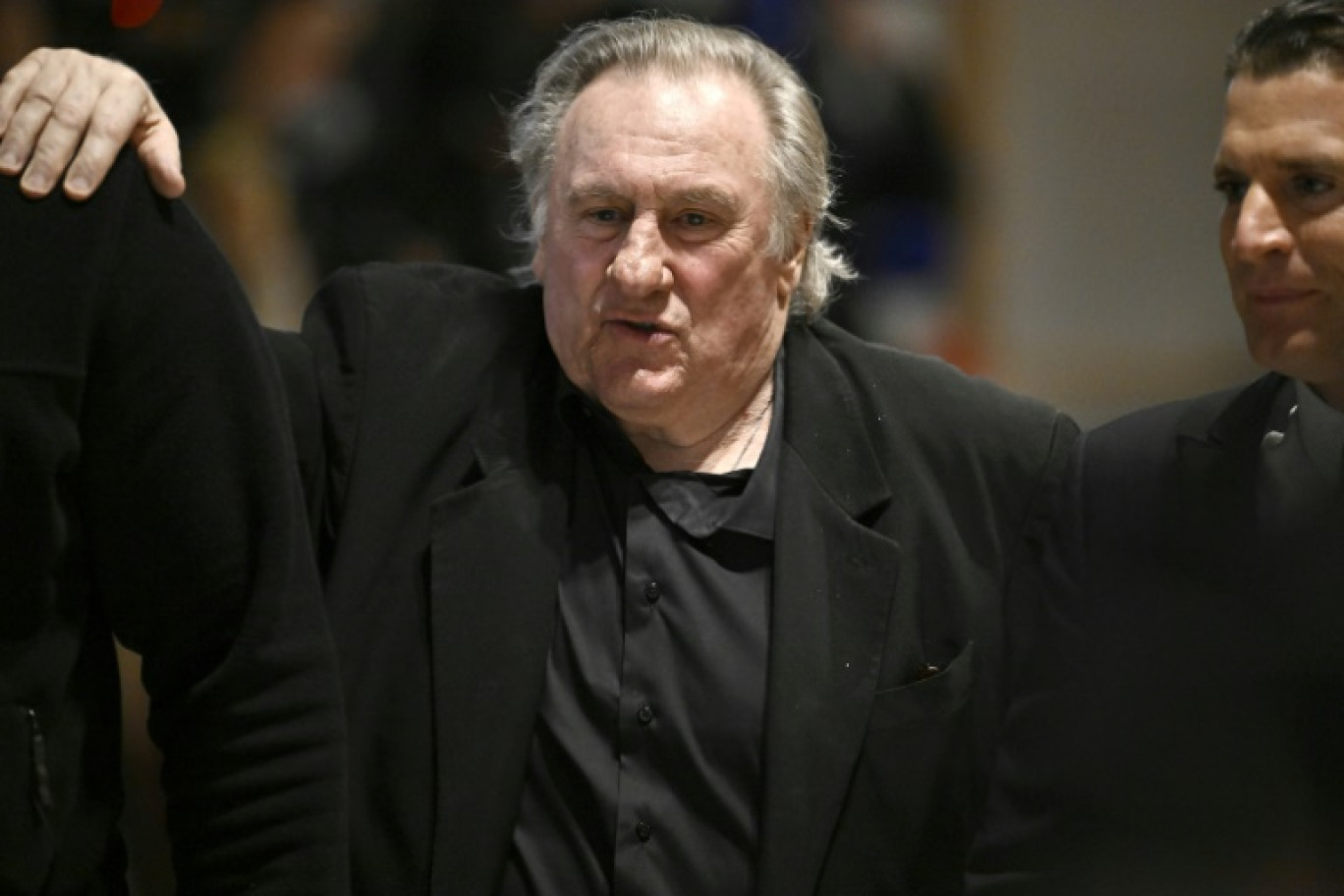 L'acteur français Gérard Depardieu (centre) et son avocat Jérémie Assous (droite) quittent la salle d'audience où il est jugé pour agression sexuelle lors d'un tournage en 2021, au tribunal correctionnel de Paris le 25 mars 2025 © JULIEN DE ROSA