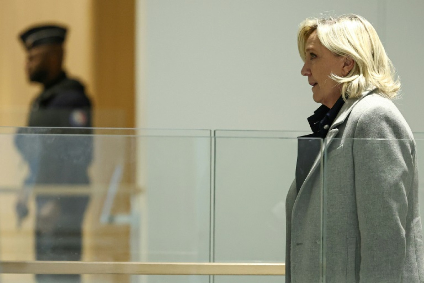 Marine Le Pen arrivant au procès pour détournement de fonds dans l'affaire des assistants parlementaires RN, Paris, le 26 novembre 2024 © Anne-Christine POUJOULAT